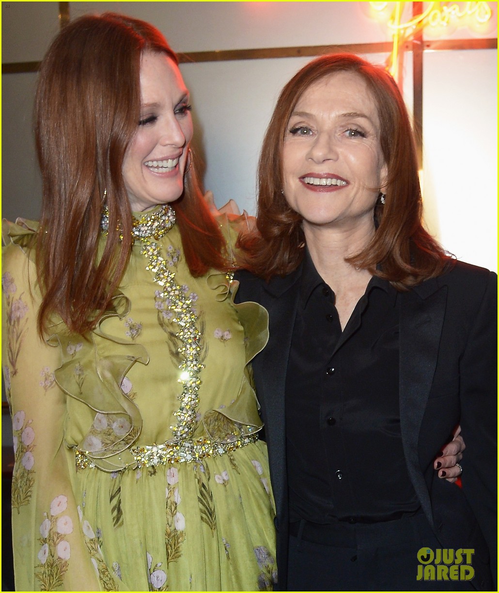 Julianne Moore Buddies Up With Isabelle Huppert At L'Oreal Paris Dinner
