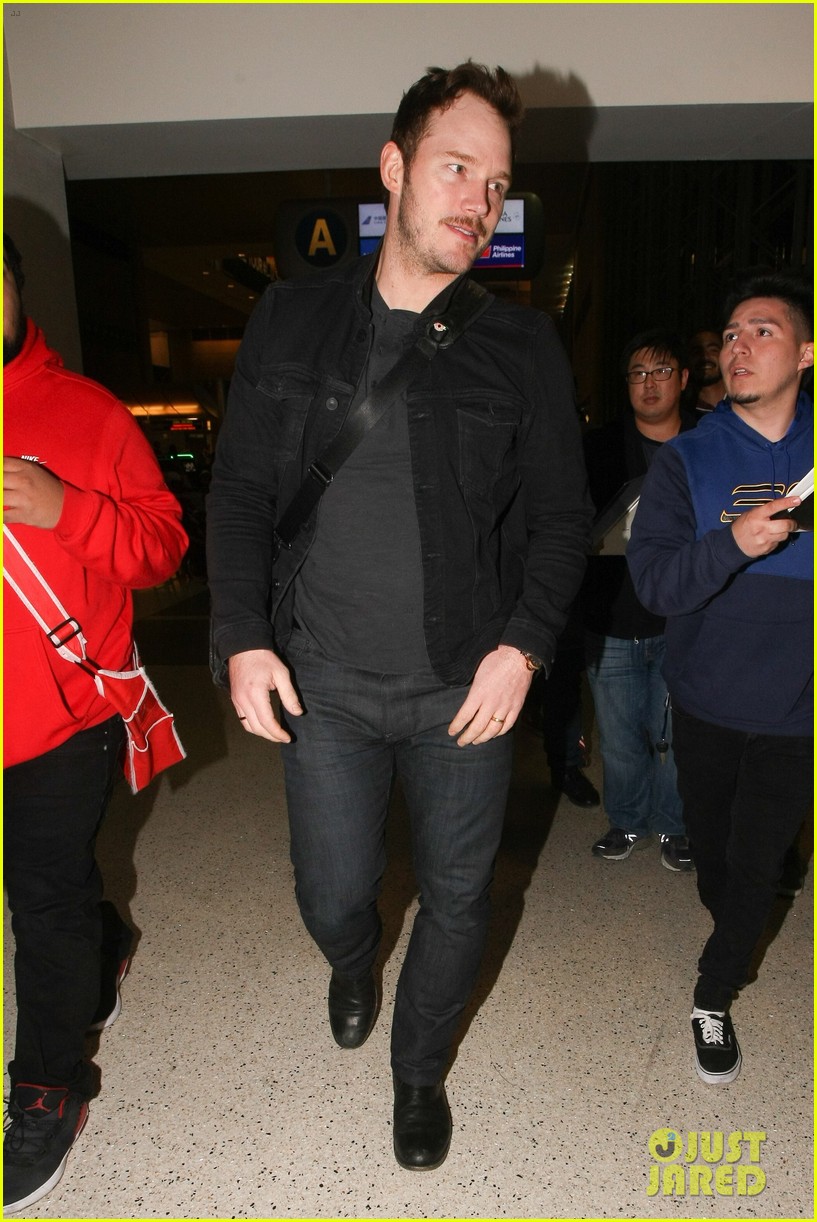chris pratt jets out of lax airport 023870389
