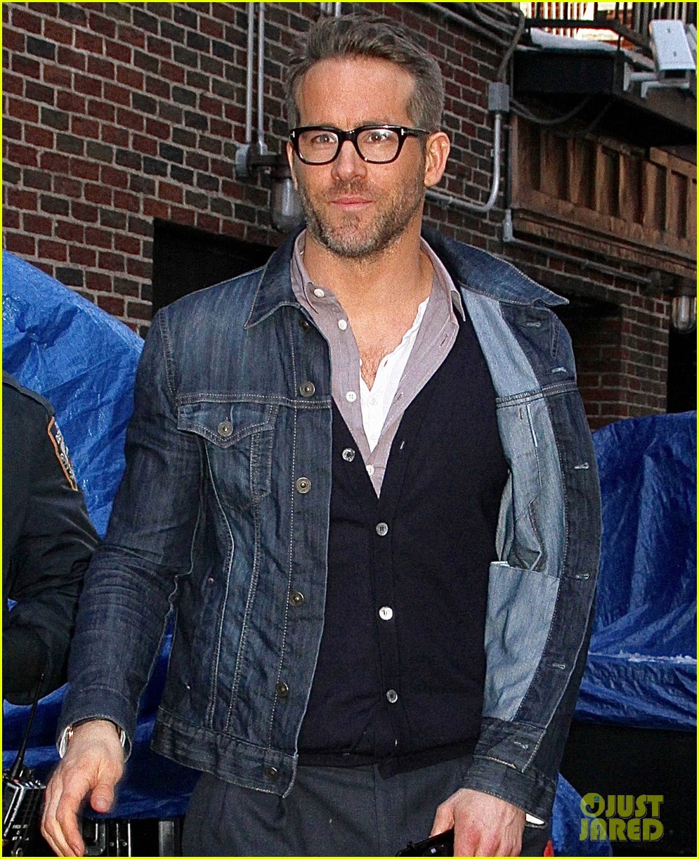 ryan reynolds knows how to pull off the perfect casual look 043875247