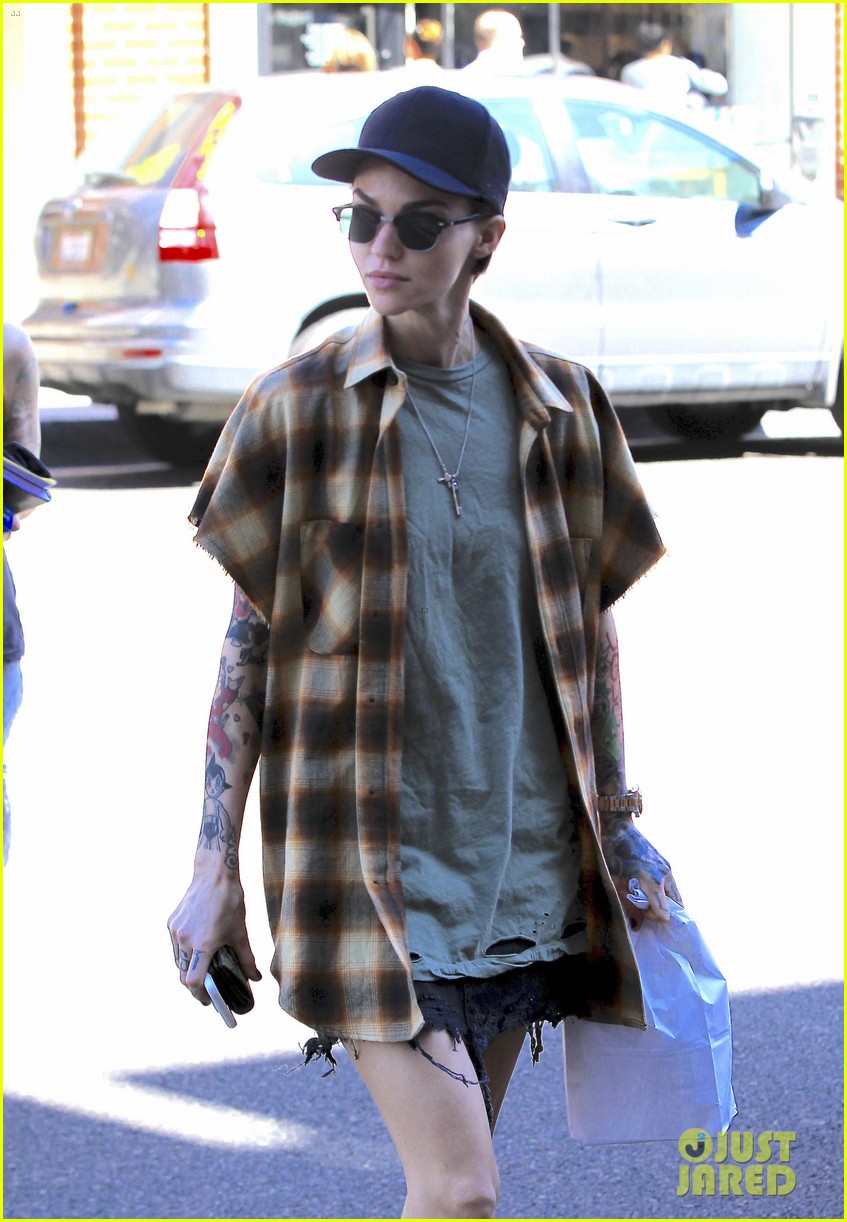 ruby rose spends the afternoon with girlfriend jess 01