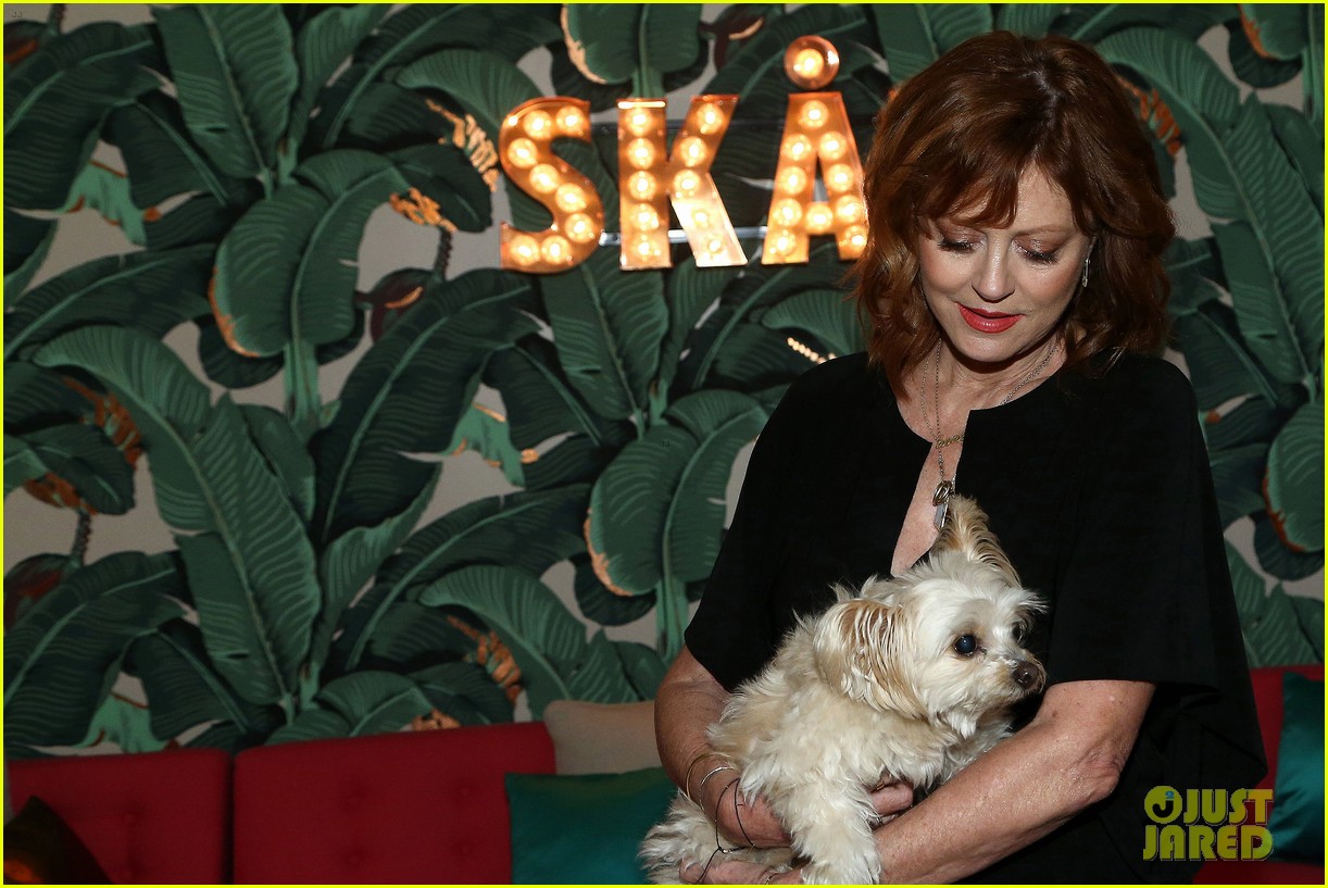 susan sarandon brings her dog penny to an event 093878401