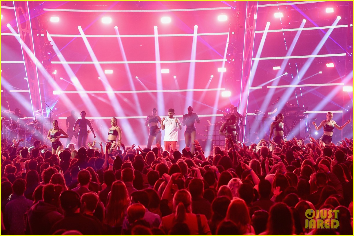 Big Sean's iHeartRadio Music Awards 2017 Performance Video Watch Now(02)