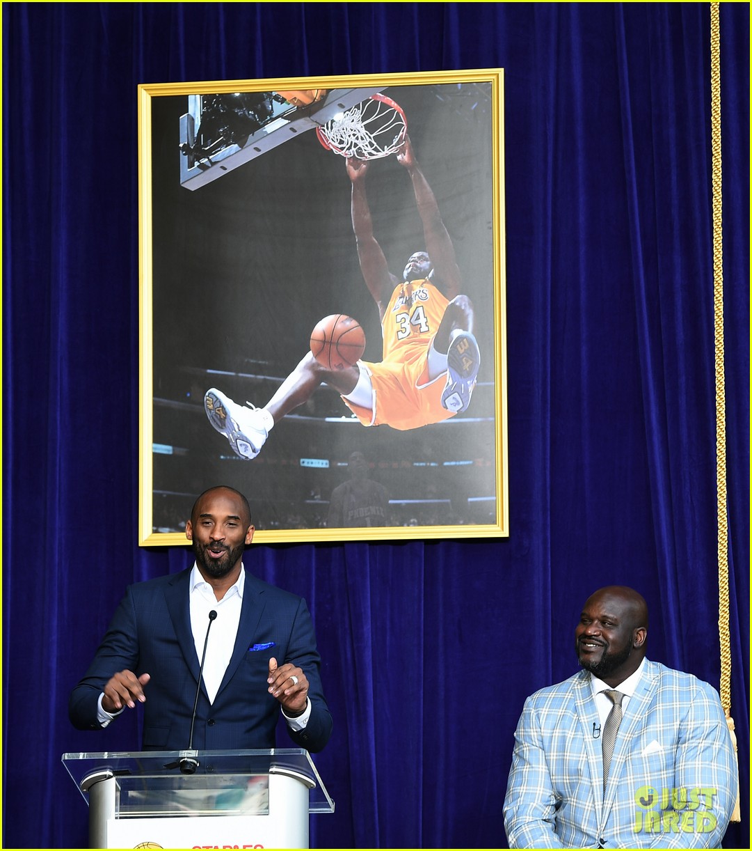 shaq honored by lakers with statue 023878444