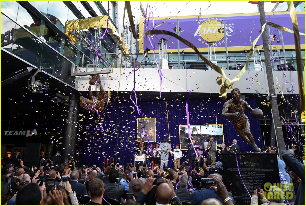 Shaquille O'Neal Honored by Lakers with Statue Outside Staples Center! Photo 3878448 Kobe