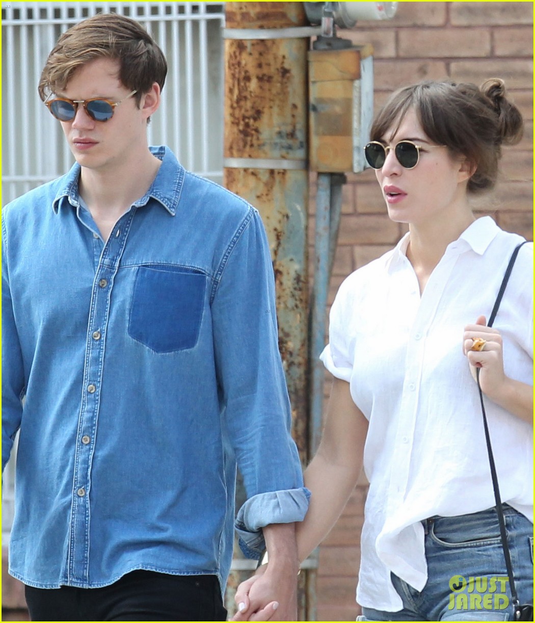 bill skarsgard holds hands with his girlfriend in new orleans 033872667
