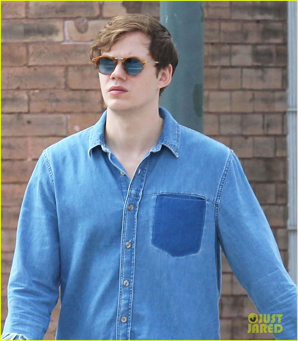 bill skarsgard holds hands with his girlfriend in new orleans 05