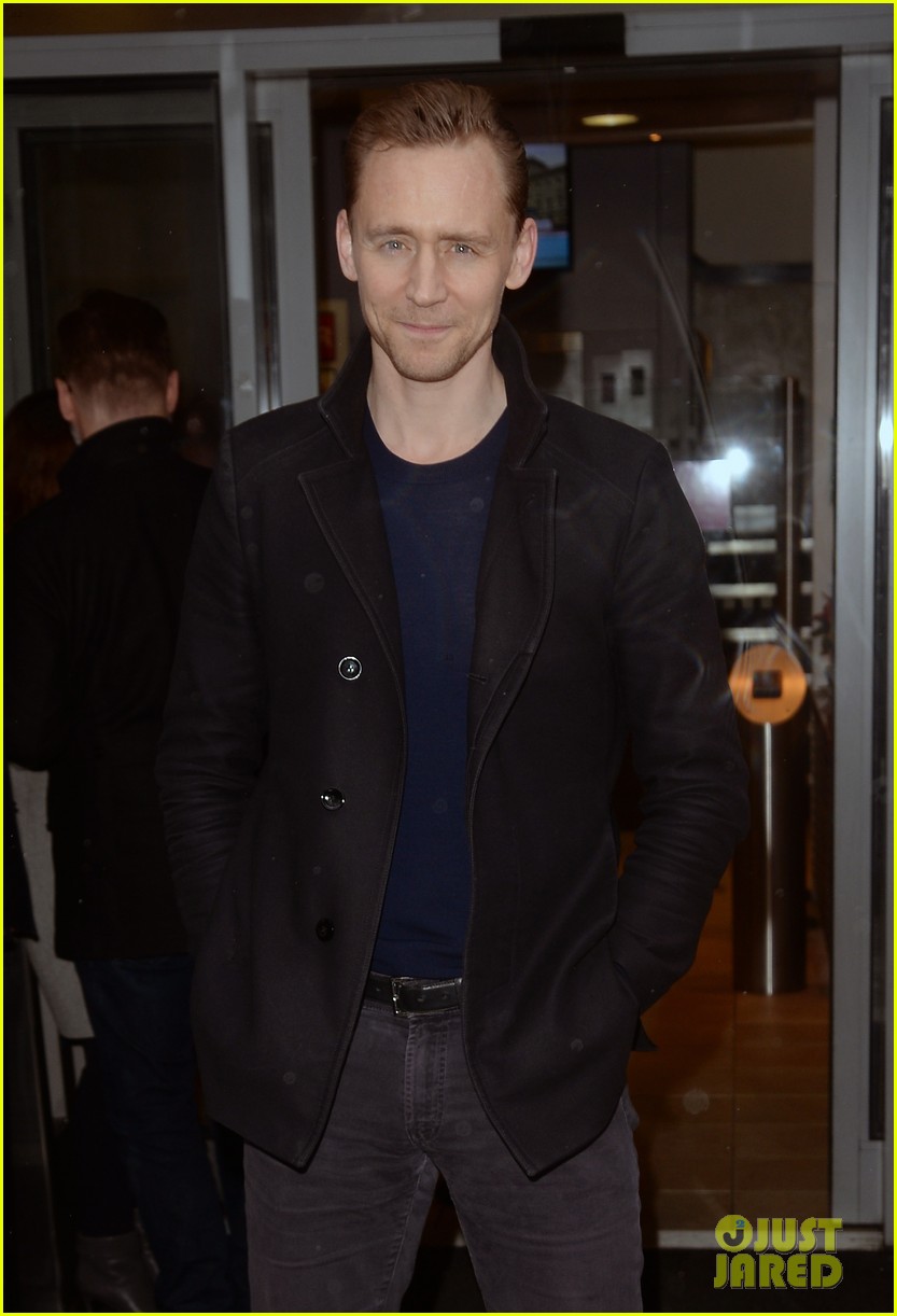 tom hiddleston chats with ed sheeran on chris evans show 023870724