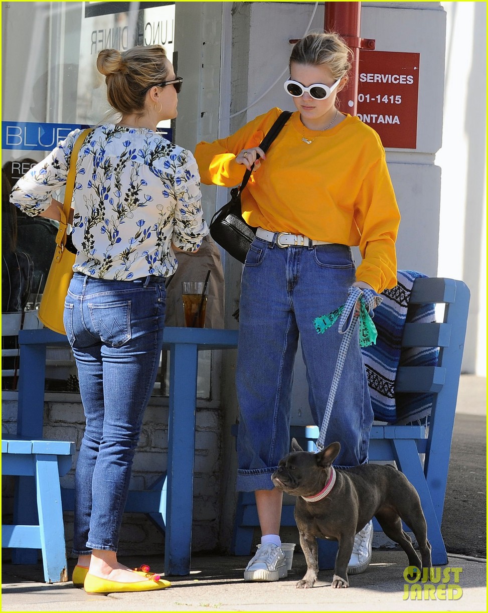 reese witherspoon daughter ava take their dog to lunch 033871175