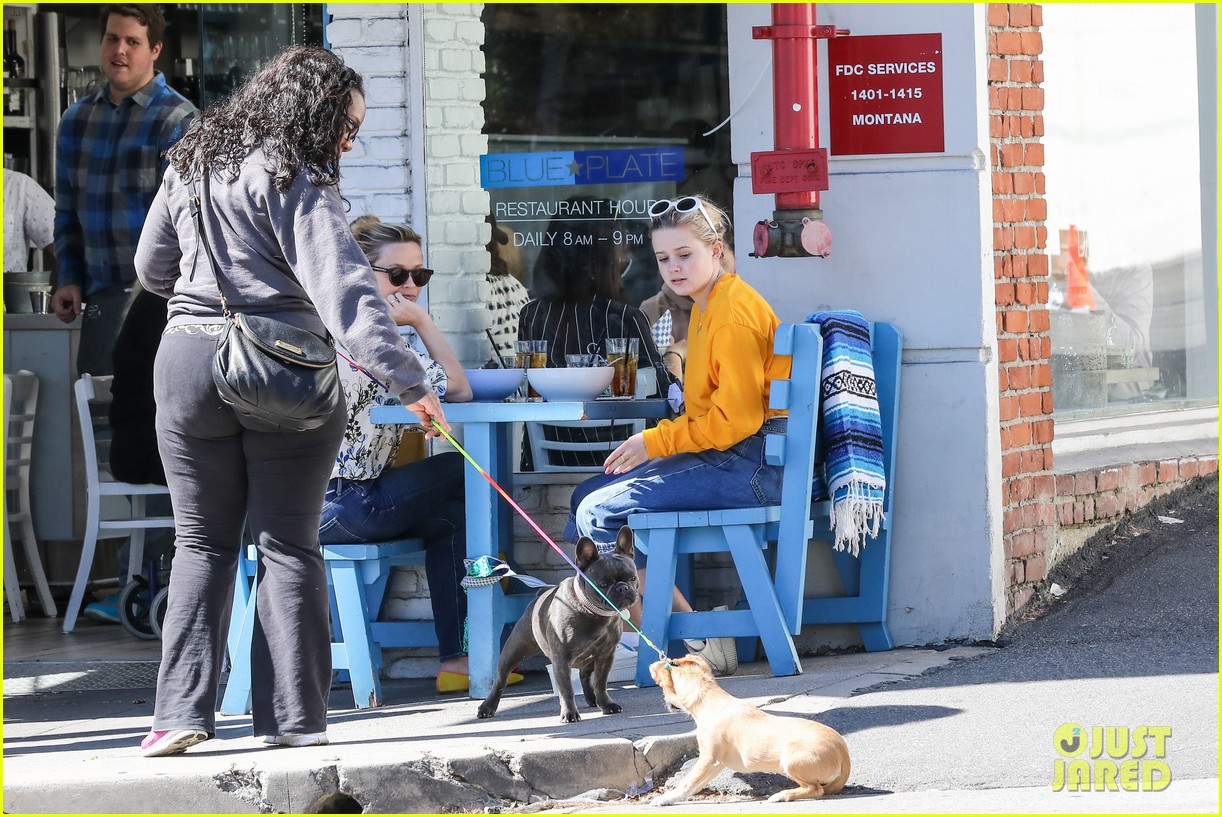 reese witherspoon daughter ava take their dog to lunch 043871176