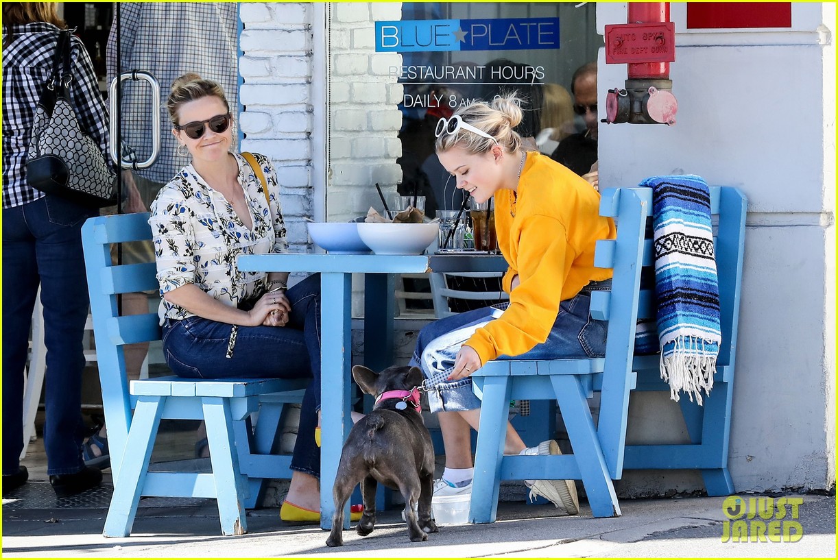 reese witherspoon daughter ava take their dog to lunch 053871177
