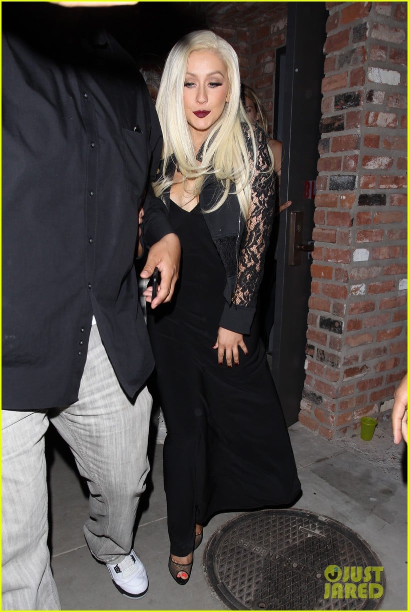 christina aguilera steps out in rare appearance 043890804