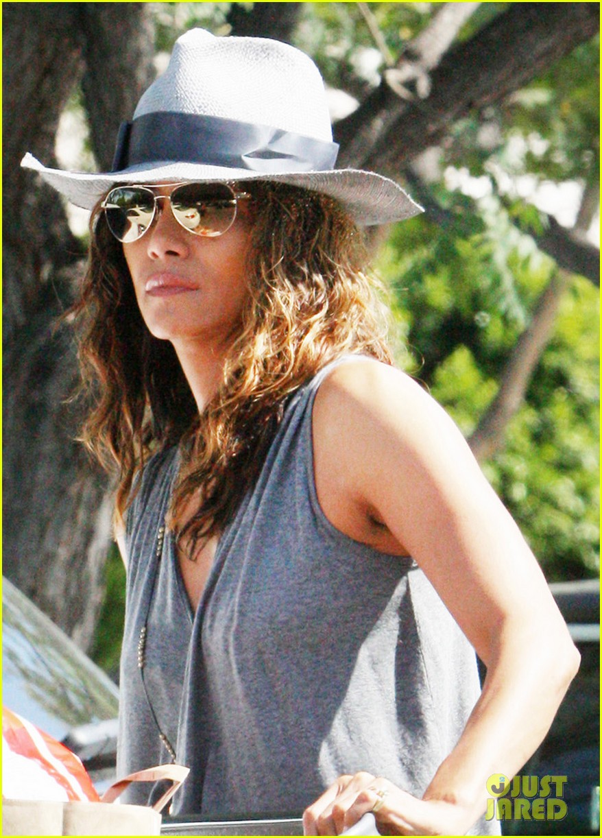 halle berry kicks off easter weekend with good friday post 04