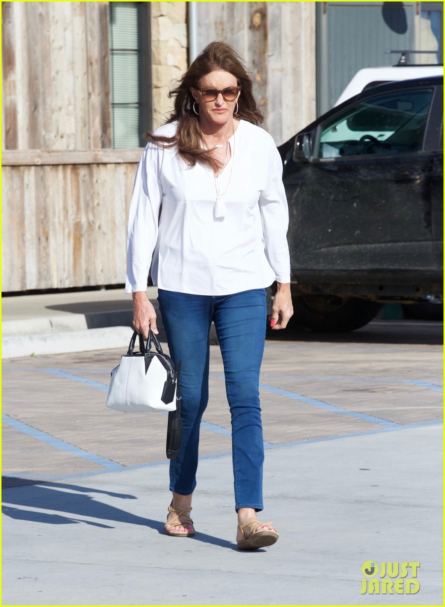 caitlyn jenner celebrates trans day of visibility with i am cait friends 043881106