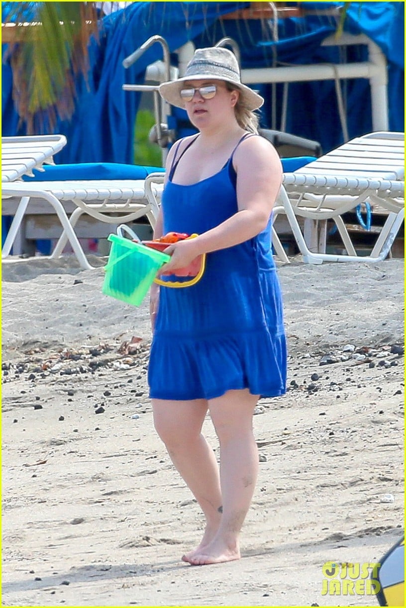 kelly clarkson hits the beach for birthday weekend 053891909