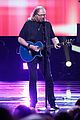 watch the bee gees barry gibb perform at grammy tribute 01