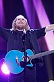 watch the bee gees barry gibb perform at grammy tribute 04