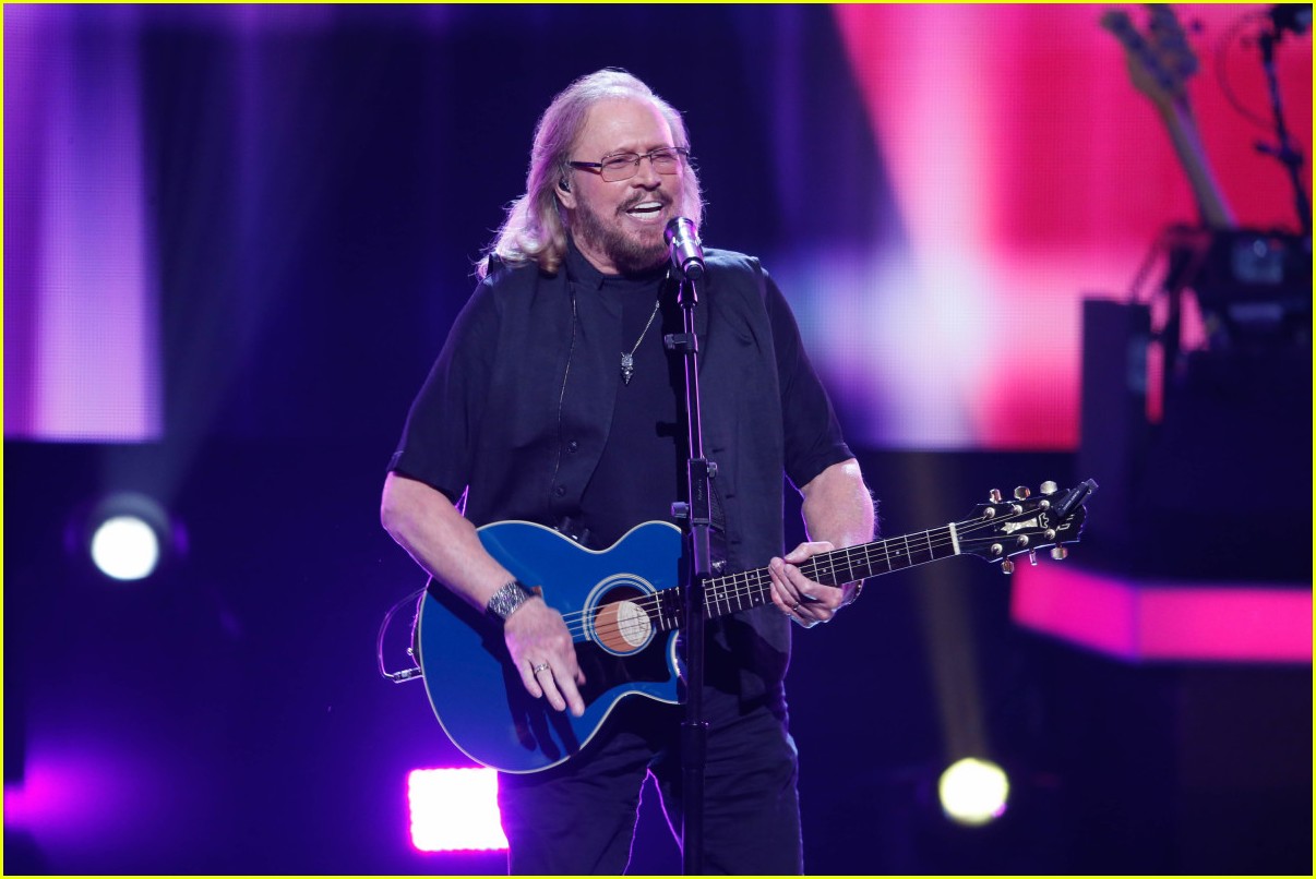 watch the bee gees barry gibb perform at grammy tribute 113886959