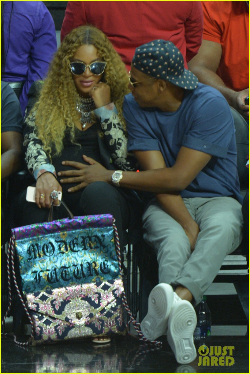 Jay Z Cradles Beyonce's Baby Bump at Clippers Game! Photo 3892315