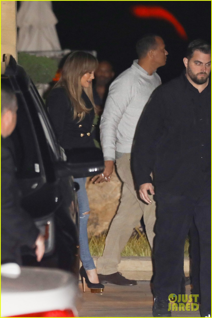 Jennifer Lopez & Alex Rodriguez Cozy Up For Yankees Game Photo 3884142