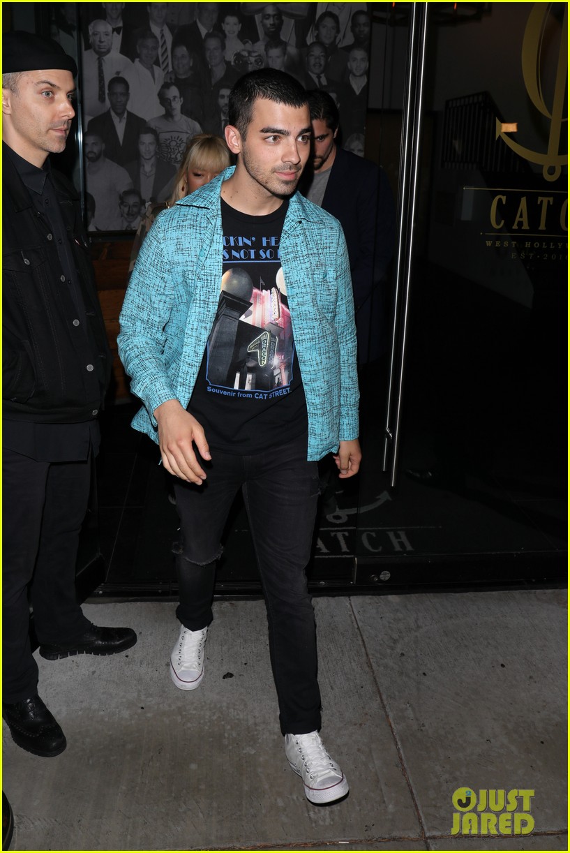 joe jonas switches up his look while filming undercover lyft video 013883705