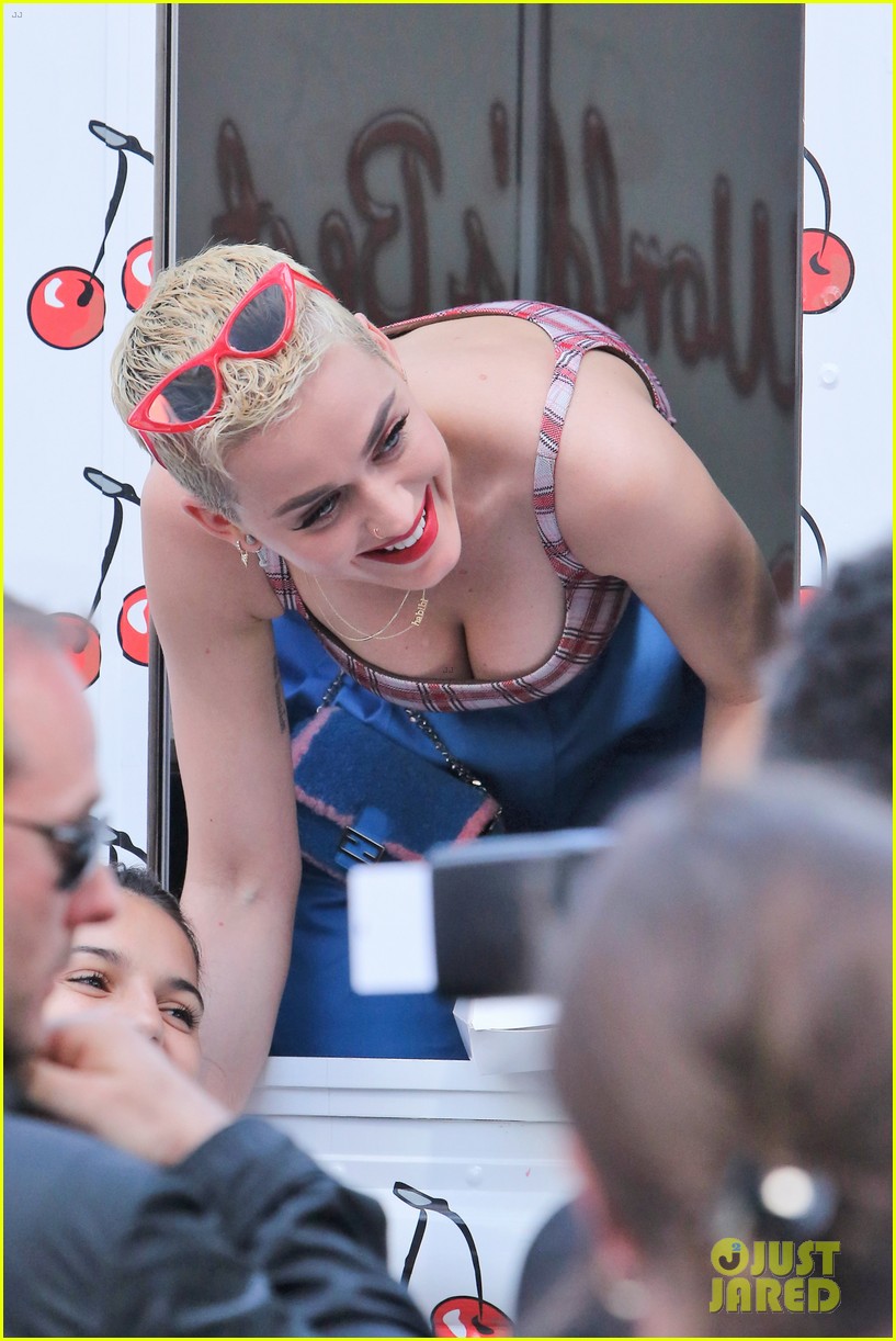 katy perry hands out cherry pies in nyc 033891679