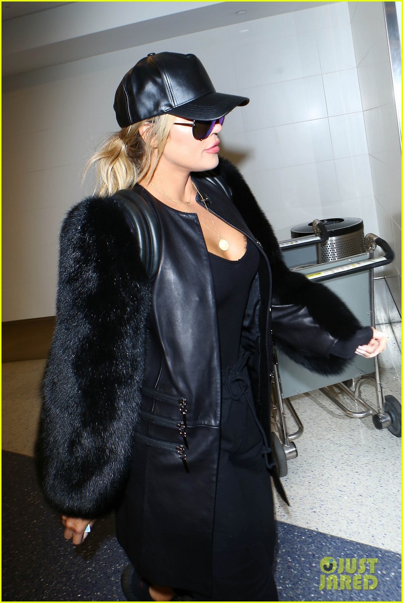 khloe kardashian travels in style out of lax 043880913