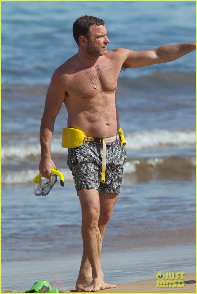 liev schreiber bares hot body in low riding shorts in hawaii 09