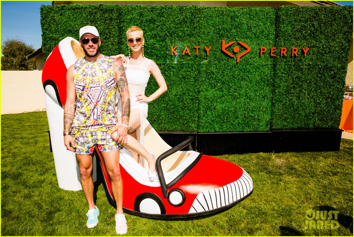 katy perry gets support from adam lambert at her easter sunday coachella 193887093