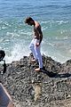 ryan phillippe shirtless beach shoot behind the scenes 06.