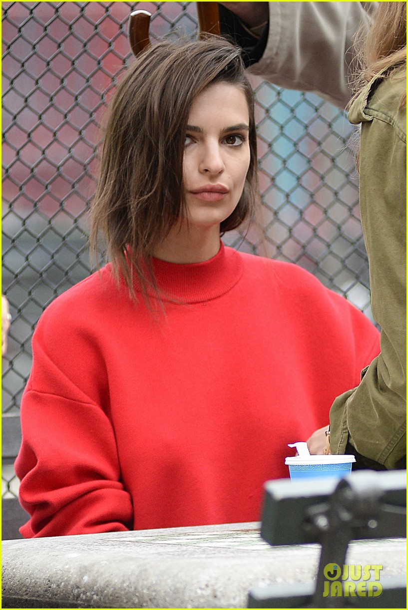 Emily Ratajkowski Shows Off Her Abs on Set of a Photo Shoot: Photo ...