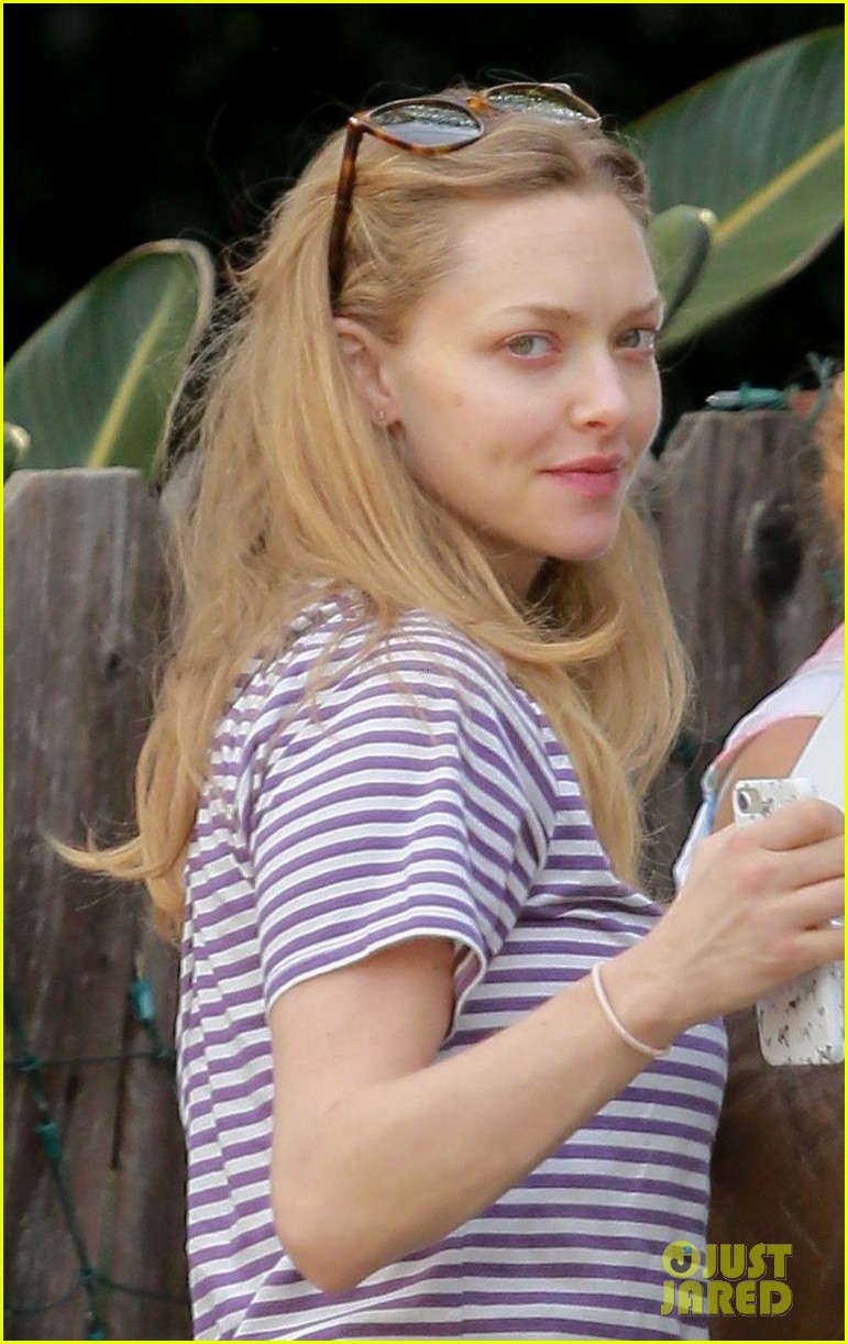 amanda seyfried spends time with her mom after first official post baby appearance 013891807
