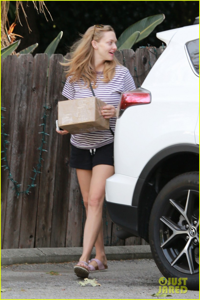 amanda seyfried spends time with her mom after first official post baby appearance 033891809