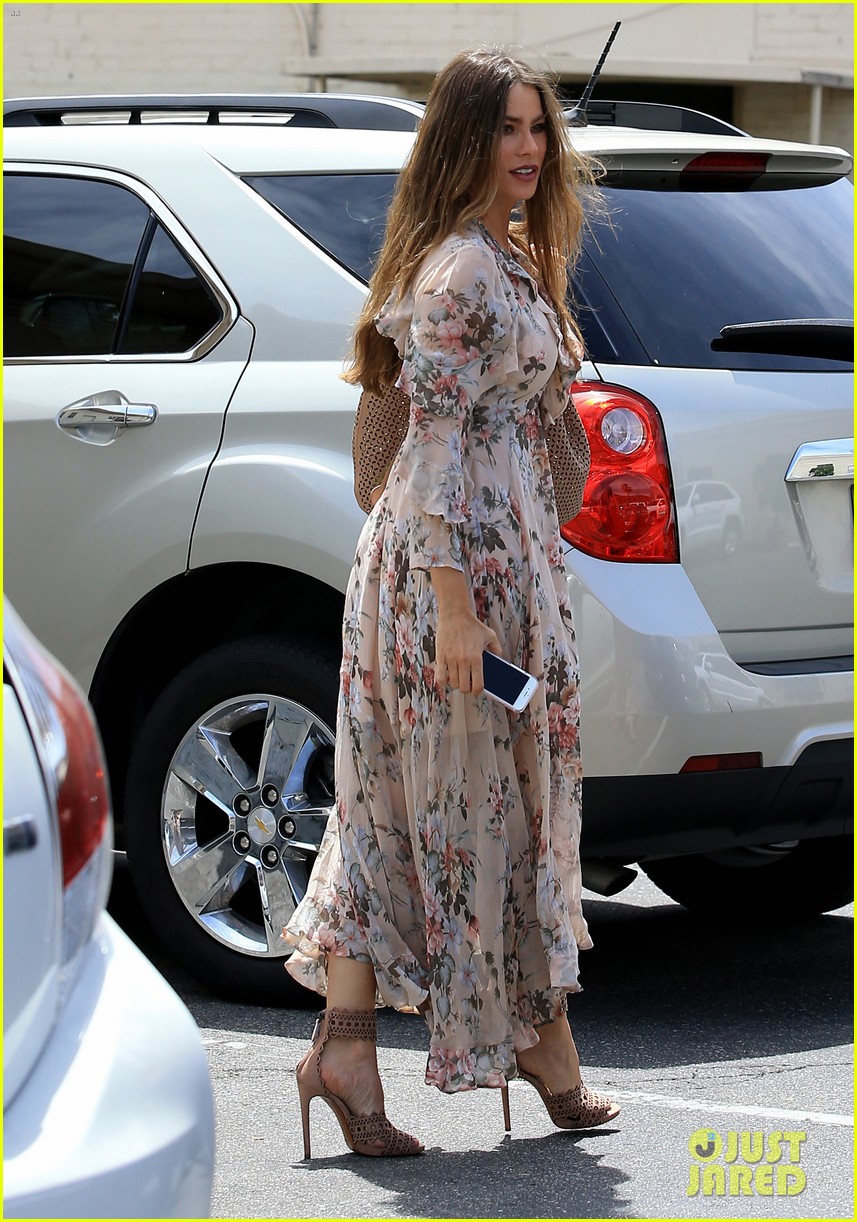 sofia vergara is all about flower power this weekend 01