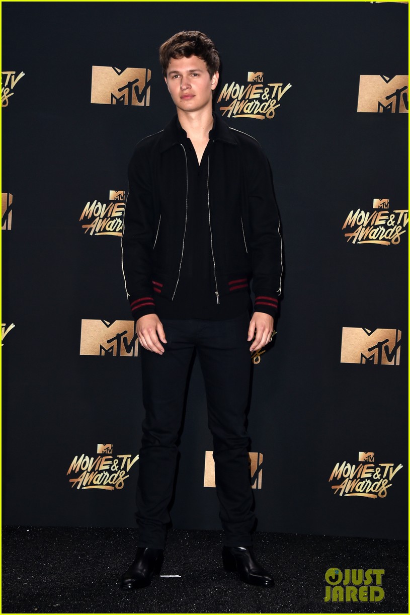 ansel elgort haile steinfeld have a lovefest at the mtv023896416
