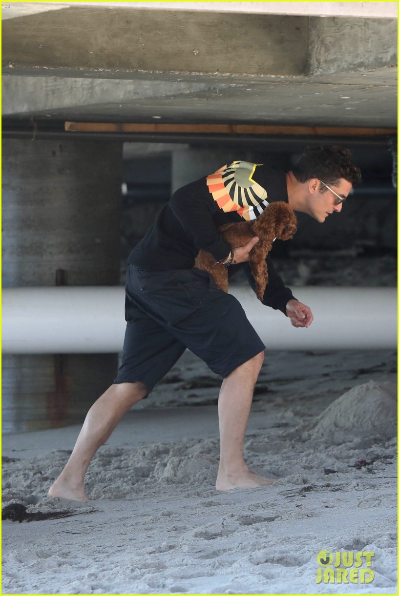 orlando bloom almost loses his cute puppy at the beach 03