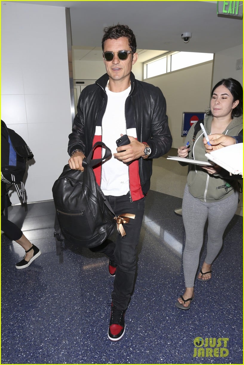 orlando bloom is all smiles arriving at lax airport013897117