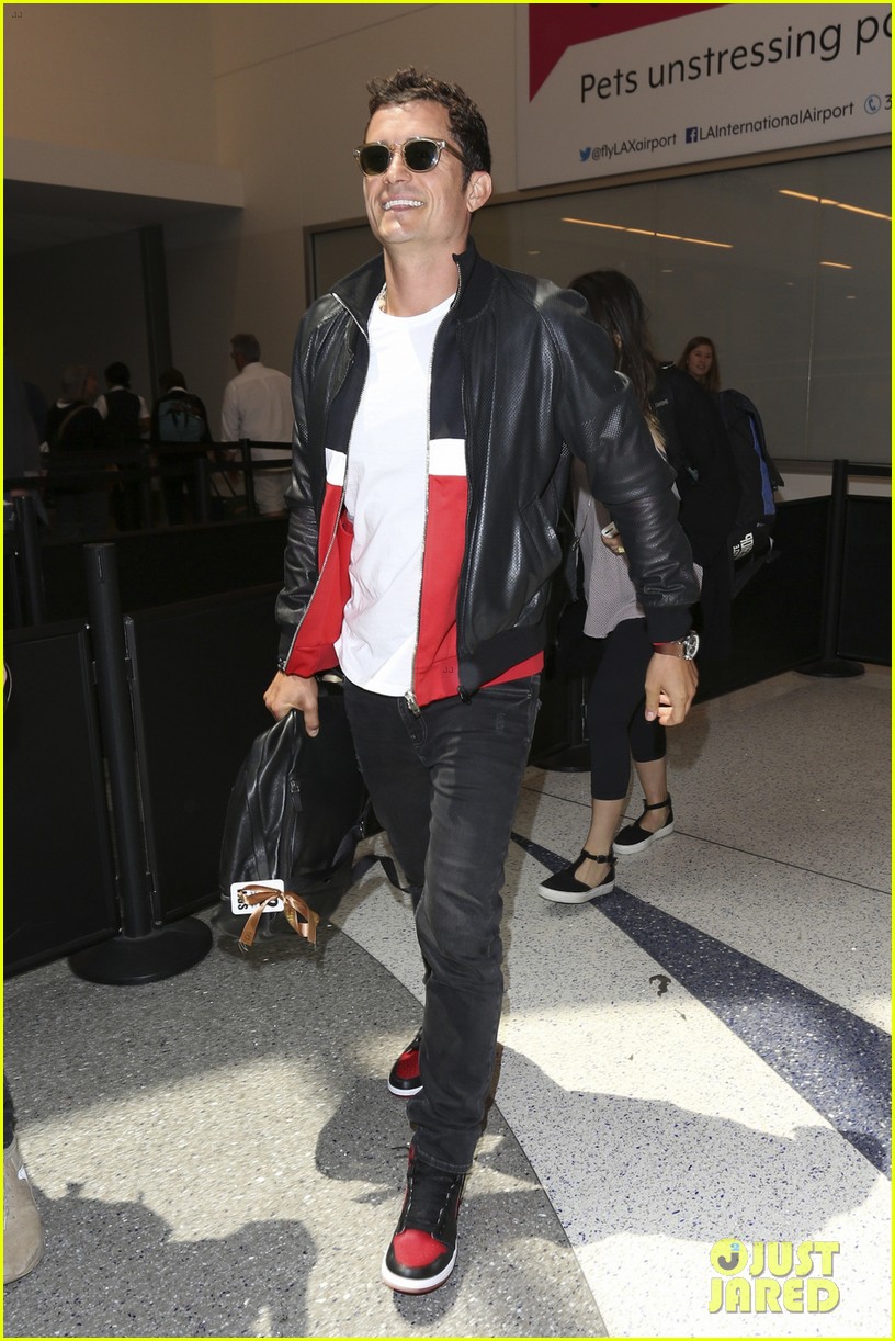 orlando bloom is all smiles arriving at lax airport023897118