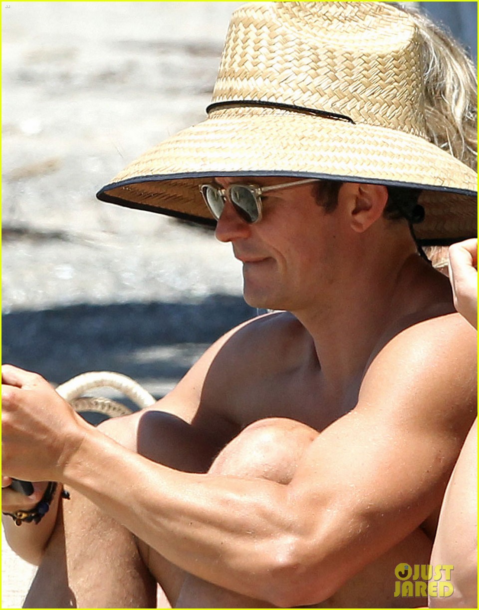 orlando bloom goes shirtless at the beach for memorial day weekend 053907110
