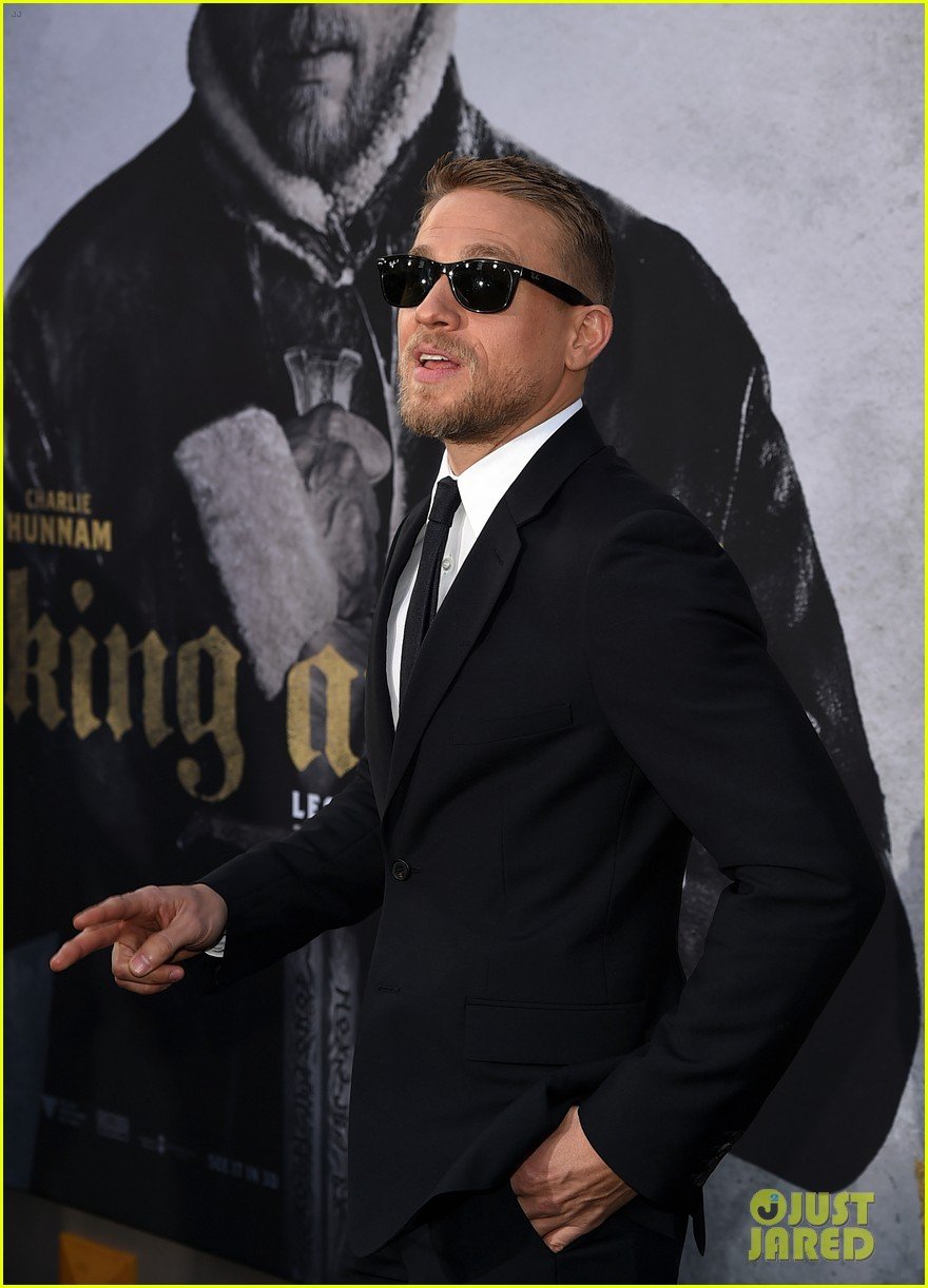 charlie hunnam suits up for king arthur premiere043896862
