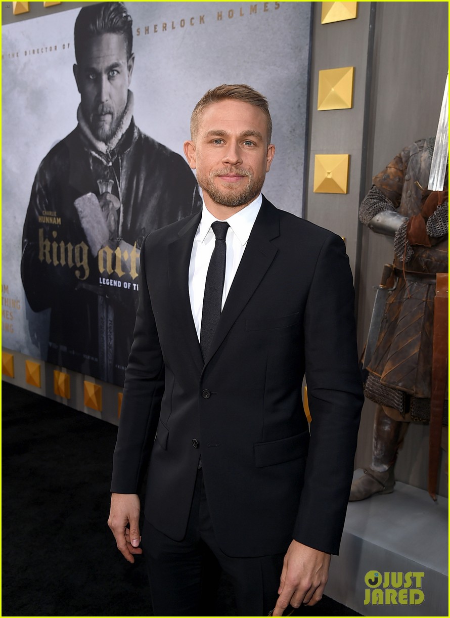 charlie hunnam suits up for king arthur premiere063896864
