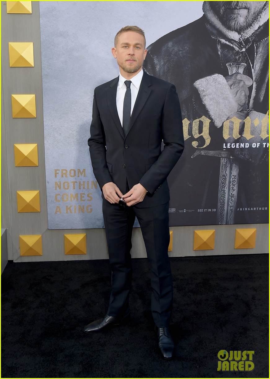 charlie hunnam suits up for king arthur premiere153896873
