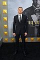 charlie hunnam suits up for king arthur premiere01