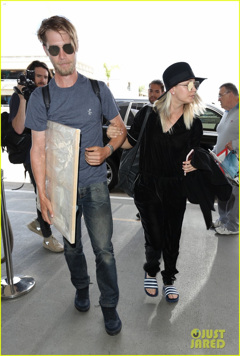 kaley cuoco jets out of town with boyfriend karl cook053894488