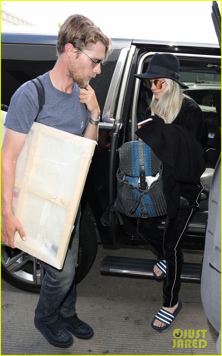 kaley cuoco jets out of town with boyfriend karl cook073894490