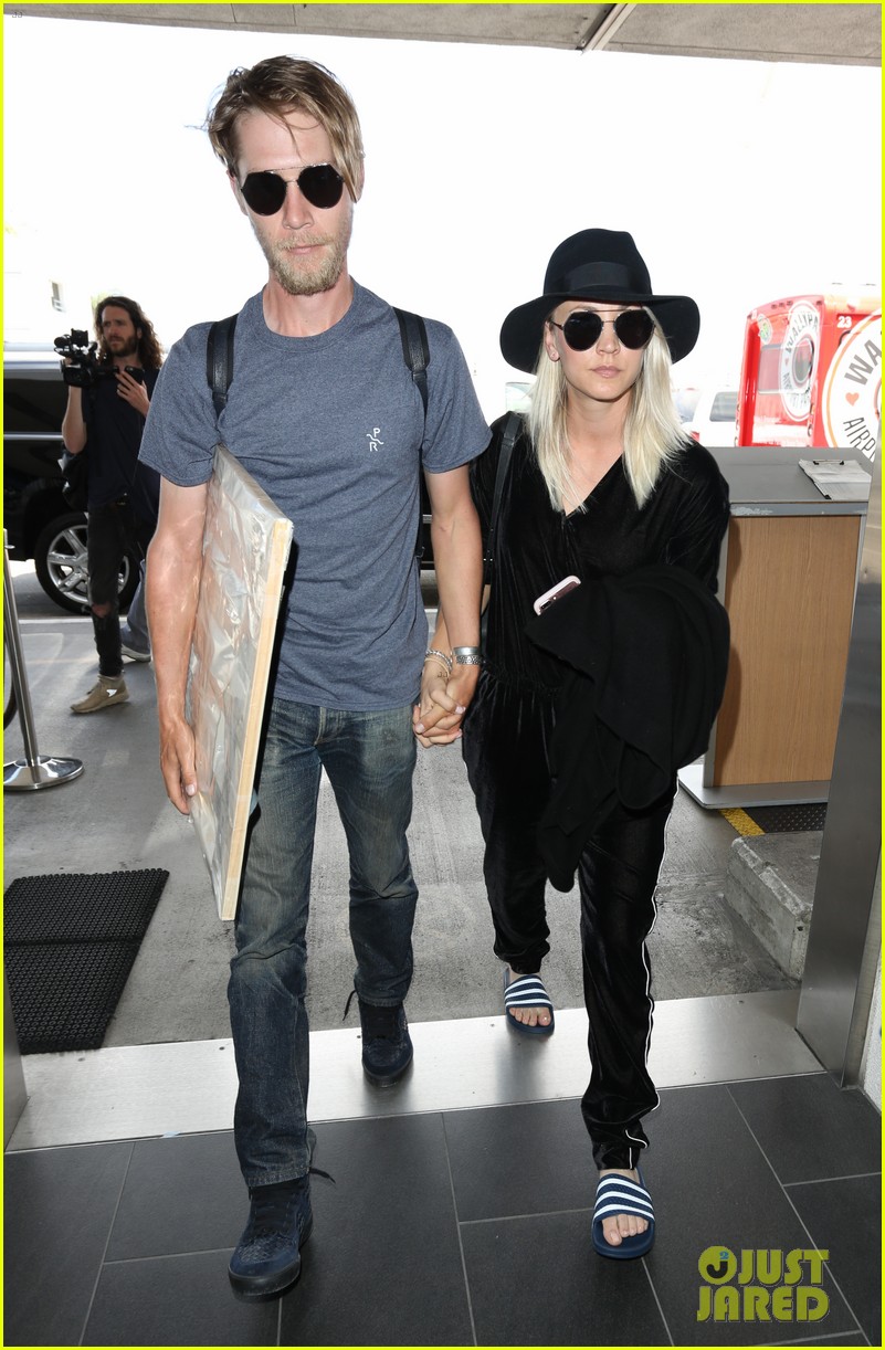 kaley cuoco jets out of town with boyfriend karl cook083894491