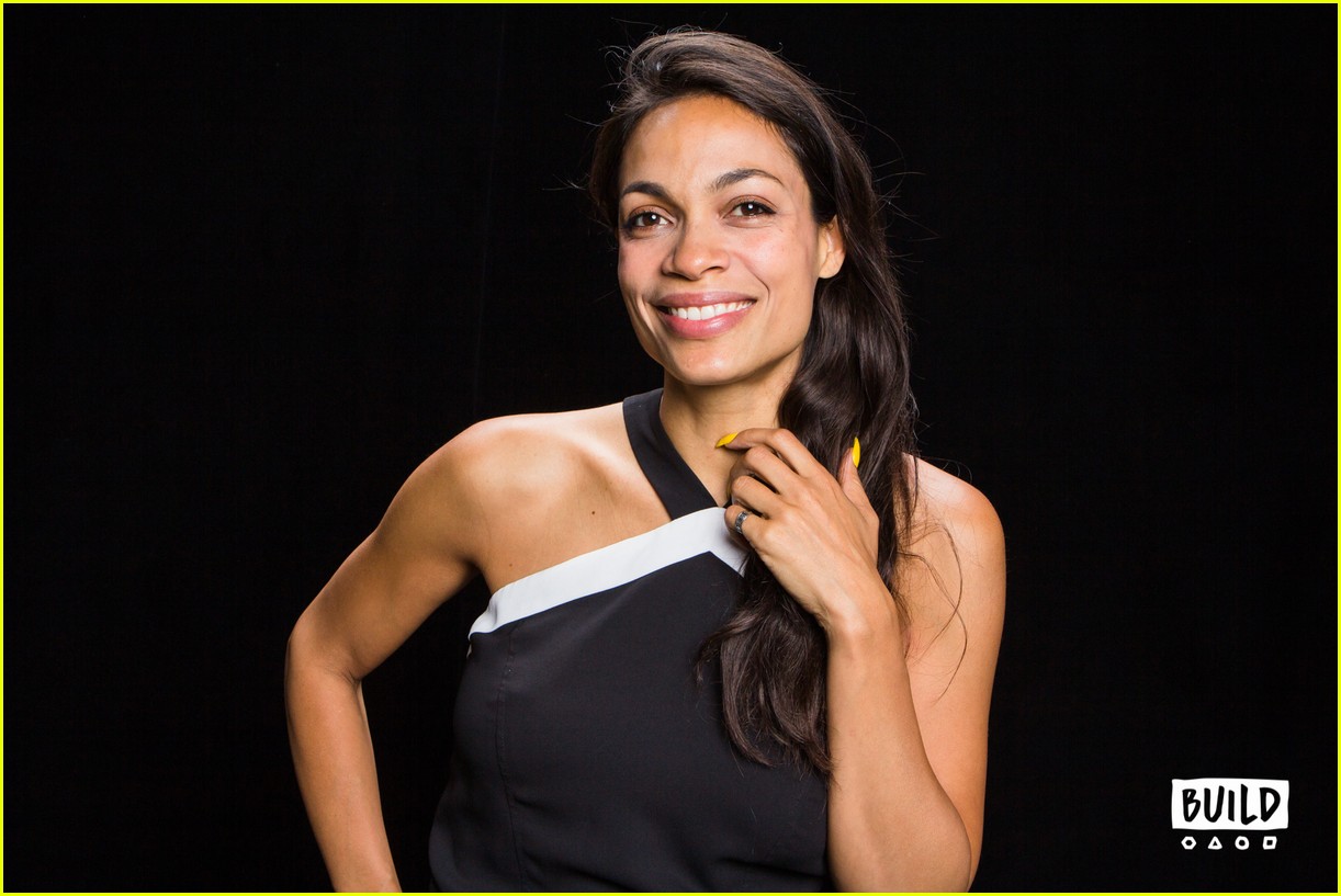 rosario dawson breaks silence after finding 26 year old cousin dead in her home 073905213