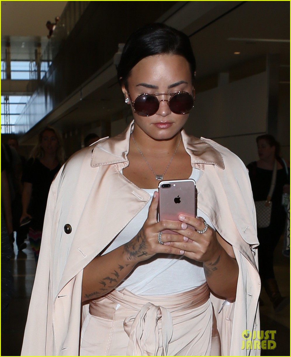 demi lovato jets out of la after new song 043900499