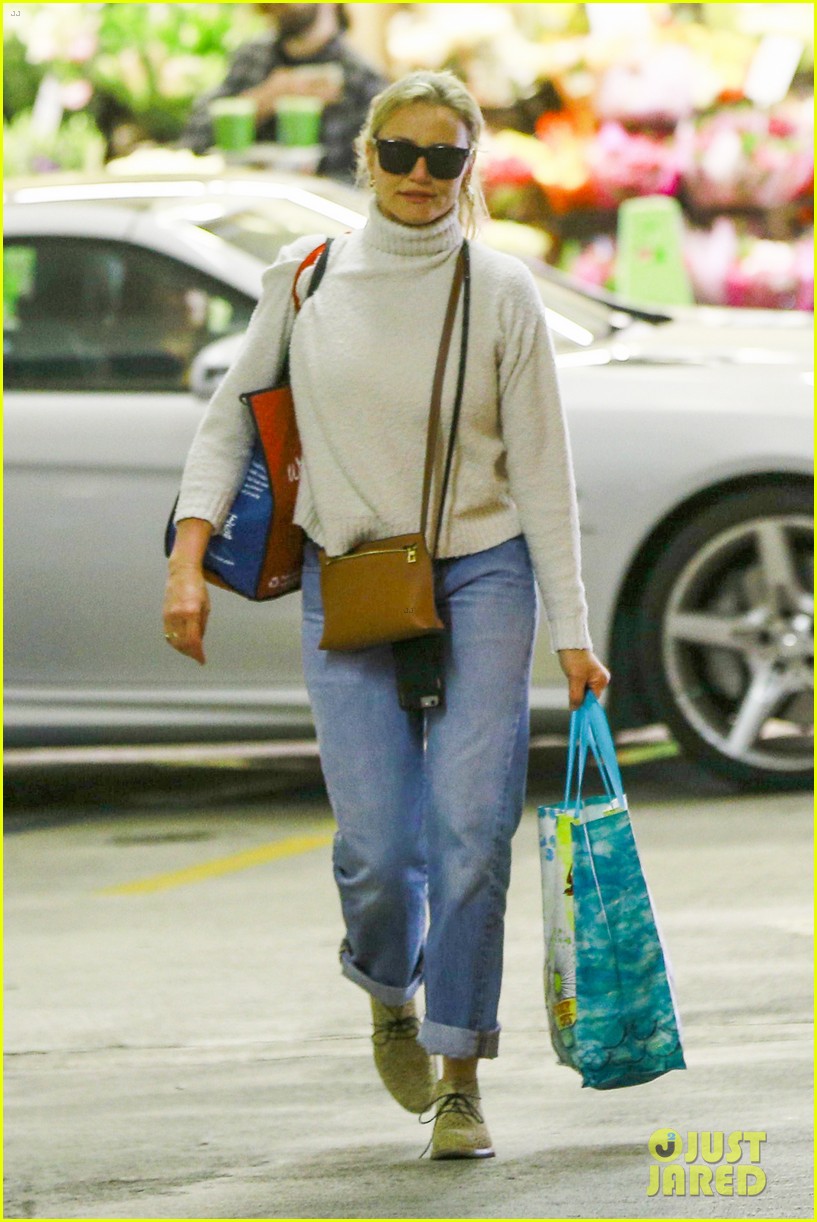 cameron diaz stocks up on groceries in beverly hills043901352