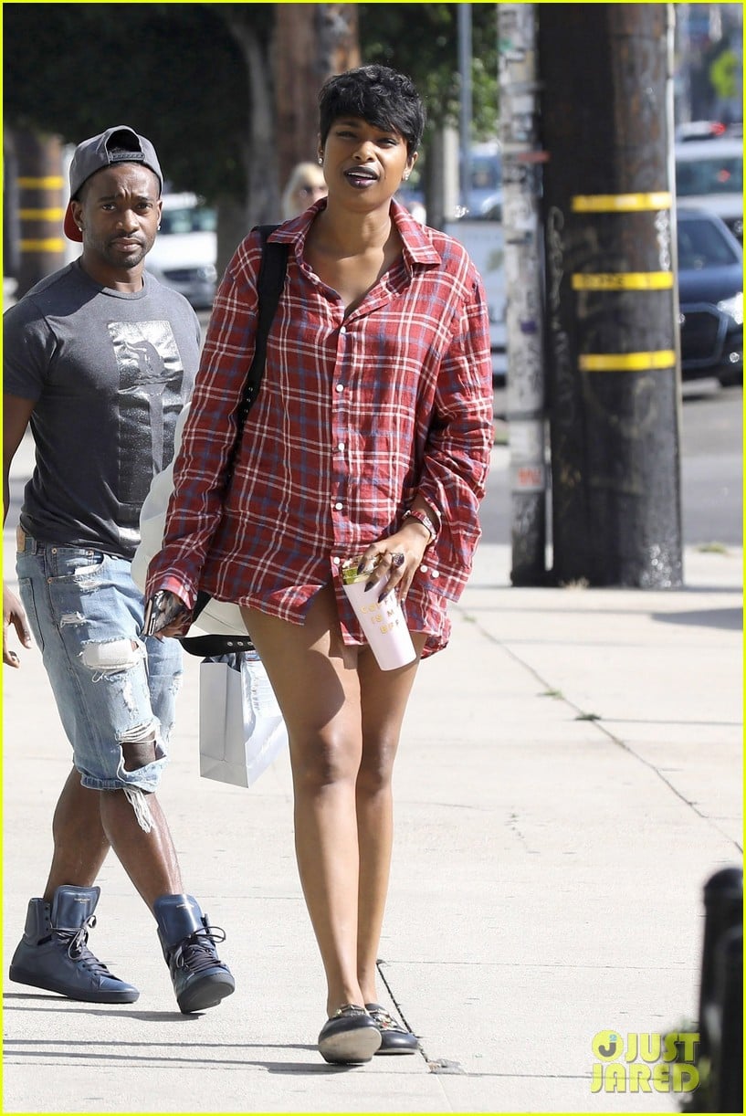 jennifer hudson rocks oversized plaid shirt after dropping some chill inducing vocals 01