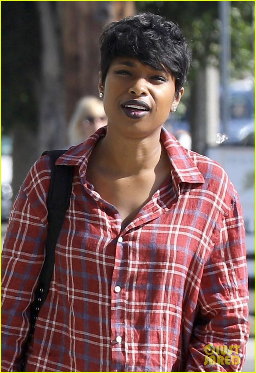 jennifer hudson rocks oversized plaid shirt after dropping some chill inducing vocals 03